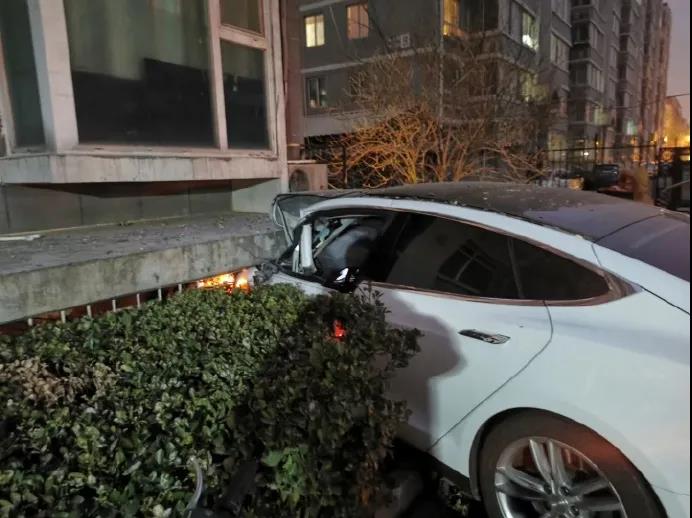 北京一特斯拉发生撞楼意外，车主称突然失控(图2)